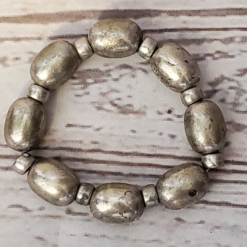 Silvertone bold oval bead and small round bead stretch bracelet